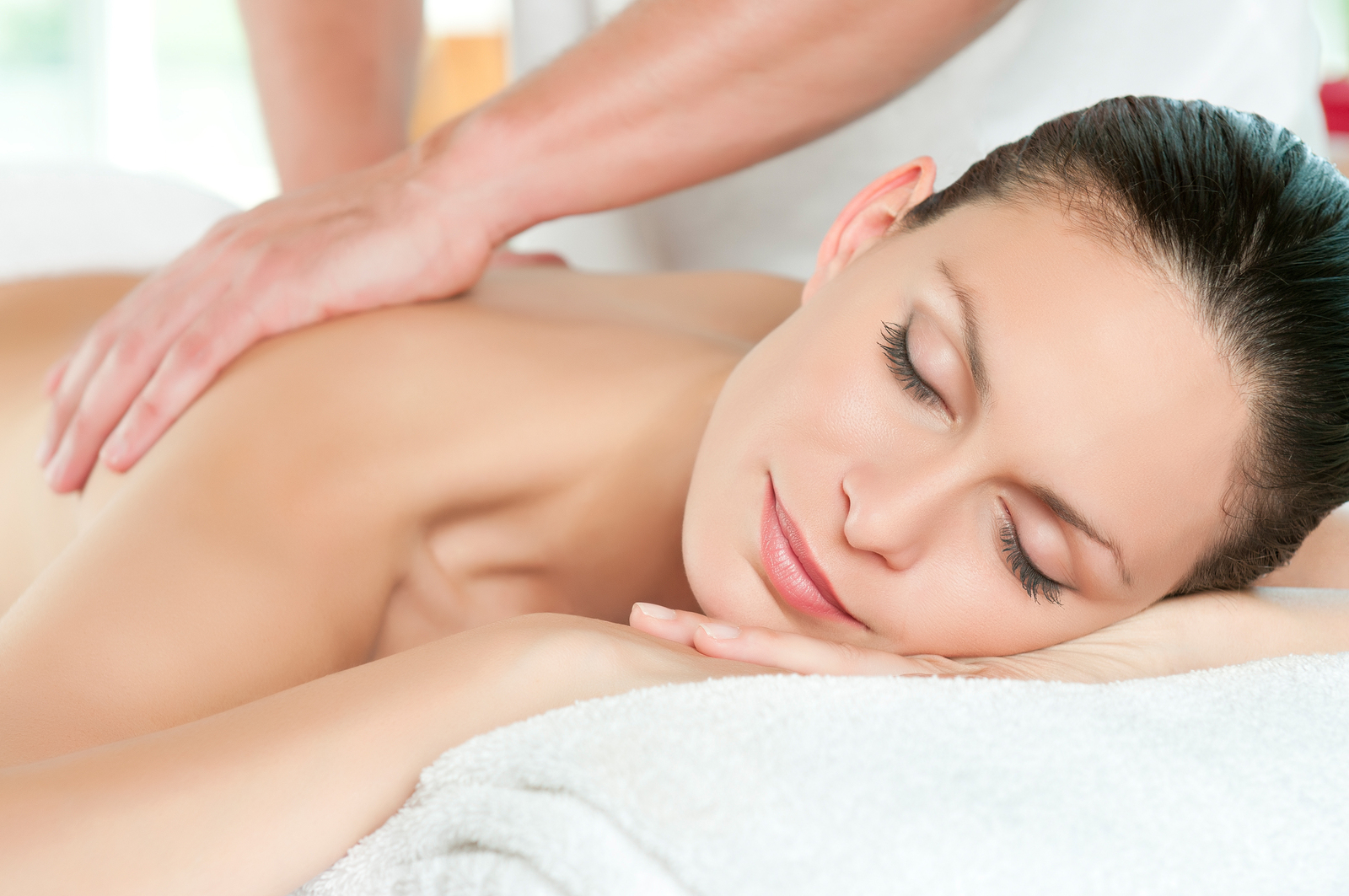 Jojoba-oil-uses-for-full-body-massage-treatment