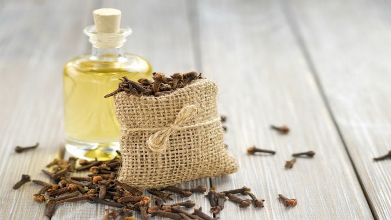 Essential-oils-for-warts-Clove-oil