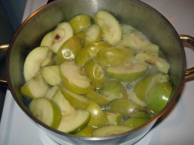 Substitute-for-Worcestershire-sauce-with-cooking-apples